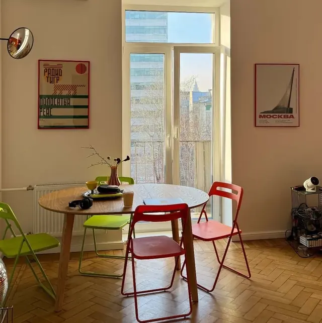 Круглый стол lagomhome в квартире покупателя с яркими стульями
